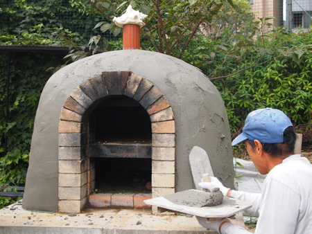窯を補修する石窯マイスター